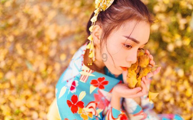 板凳抽走致骨折女生回顾事发：我在实操课上完成作业，准备坐下看手机却坐空了，摔倒时撕心裂肺的疼