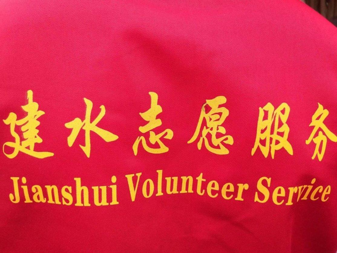 刘涛客串北京台春晚主持人，卷发红唇字正腔圆，透露节目有科目三被嘲